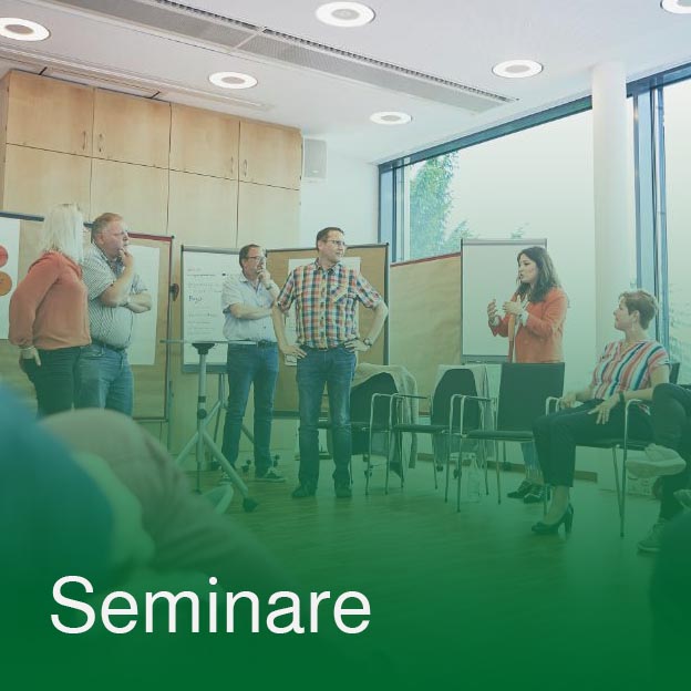 Seminare bei Konsenti: Seminargruppe im Raum