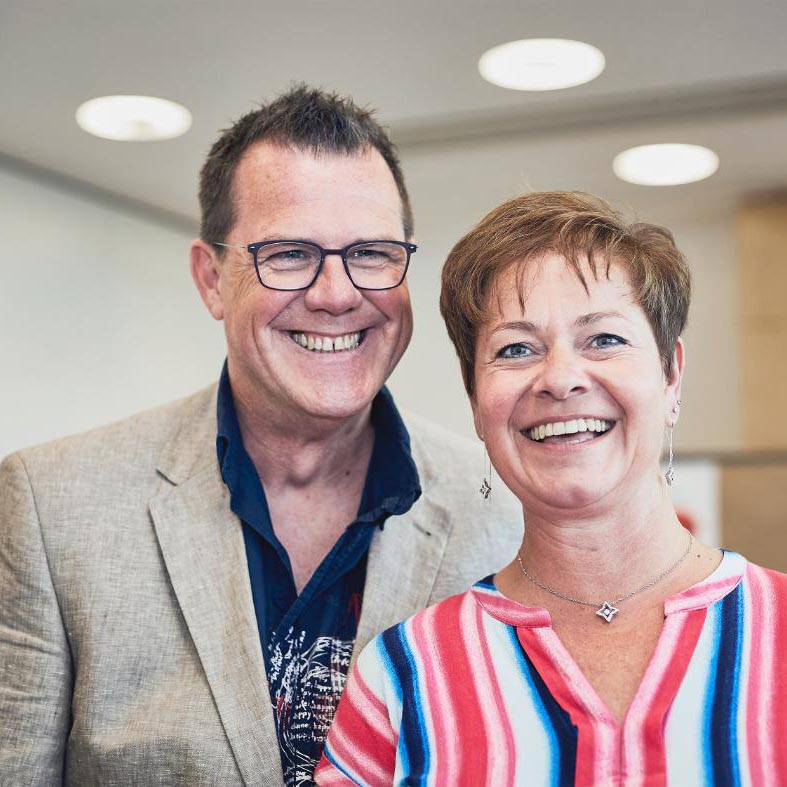 Die beiden Konsenti-Referenten Jana Bachert und Guido Schulz, lächelnd nebeneinander