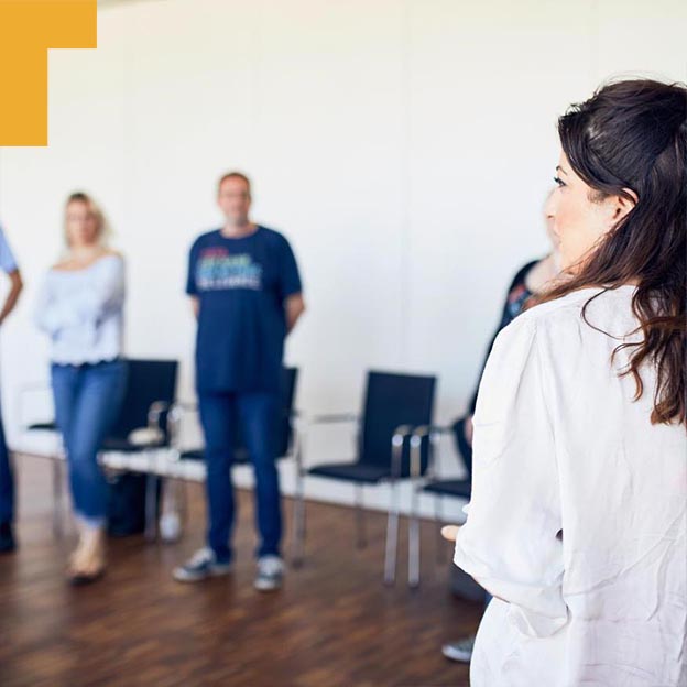 Teilnehmende bei einer Übung im Stehen während eines Konsenti-Seminars